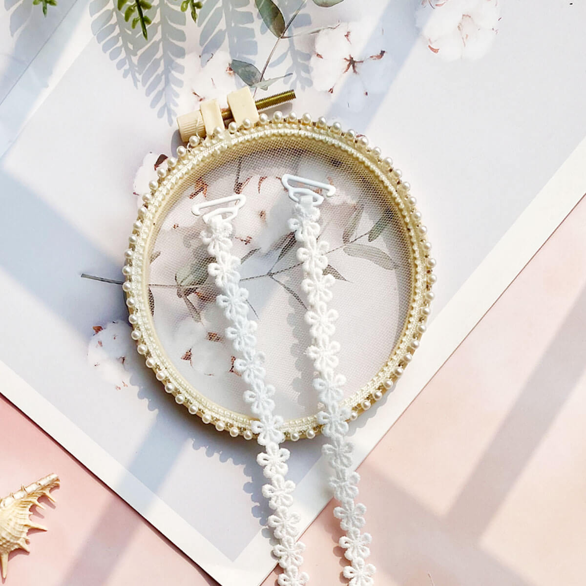 Correas de sujetador finas con flores pequeñas blancas