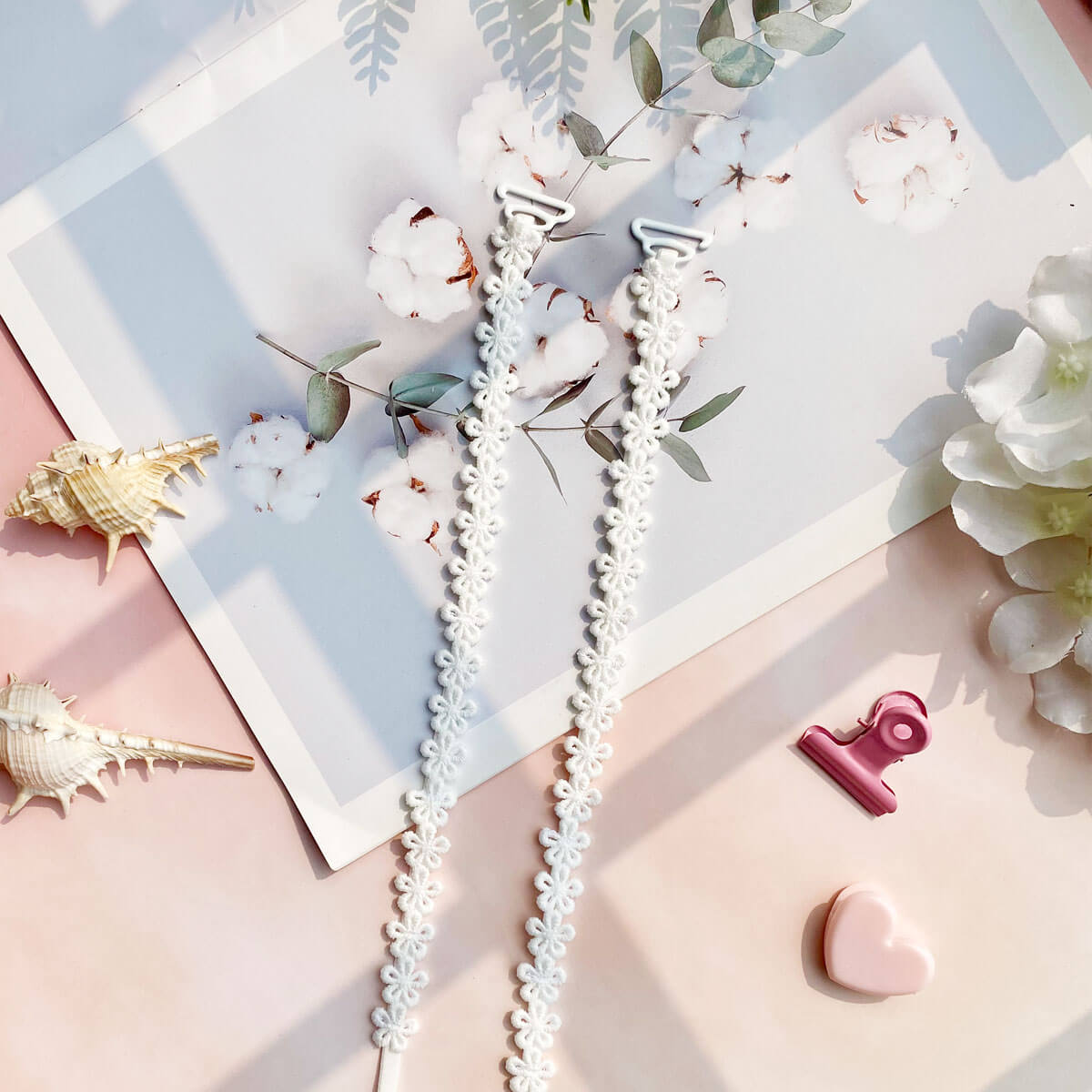 Correas de sujetador finas con flores pequeñas blancas